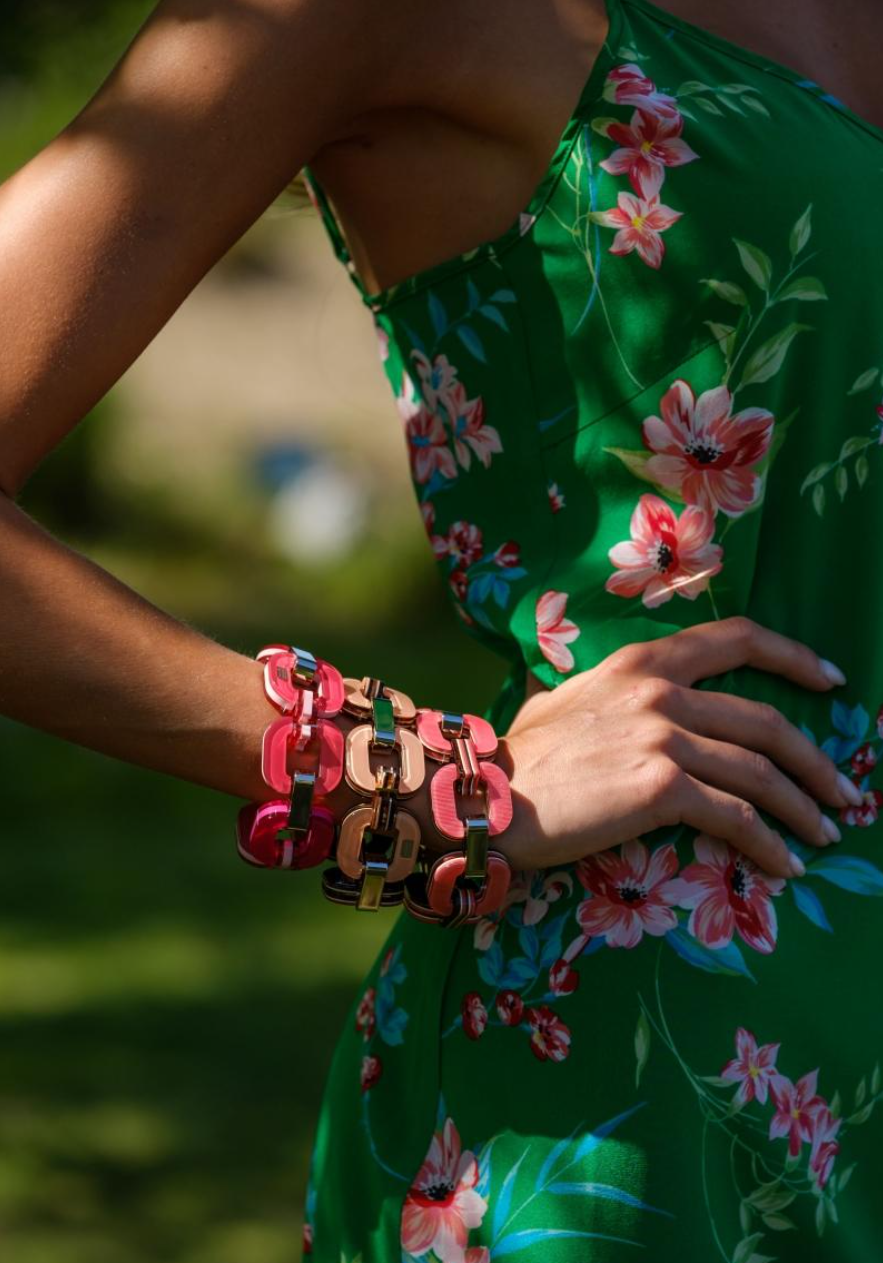 Detail armbanden in roze en nude tinten